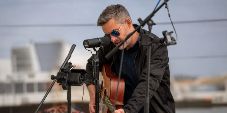 Musiker Aksel Toft. Foto (bredden tilrettet med AI): Alex Leporda.