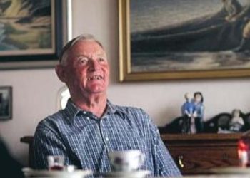 Allan Normann Sørensen i sin hyggelige stue i Lønstrup. Foto: Privat.