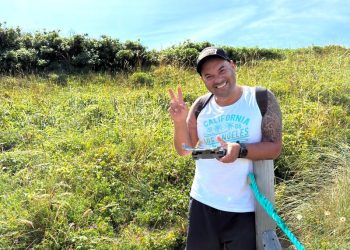 Fotograf Arturs Pirazkov havde dronen med til strandfest hos Tornby Bjergelav. Fra den 18. juli udstiller han i bådhallen ved Tornby Strand. Foto: Niels Skipper.