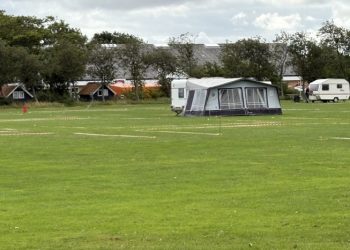De første telte kom på plads i Bindslev søndag. Foto: Palle W. Nielsen