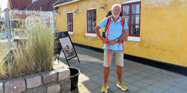 Jens Erik Barstad med den 11 kg. tunge rygsæk foran Hirtshals Kro. Foto: Niels Skipper.