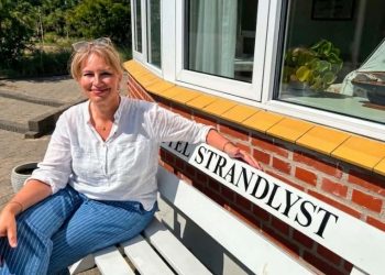 Malene Bredvig i solen foran Hotel Strandlyst. Foto: Privat.