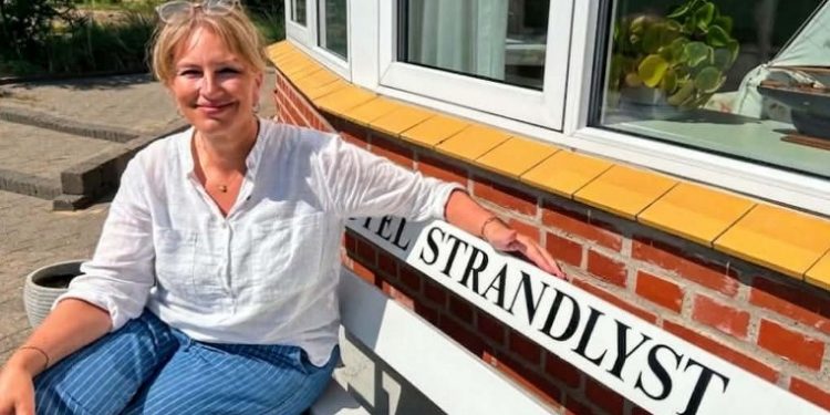 Malene Bredvig i solen foran Hotel Strandlyst. Foto: Privat.