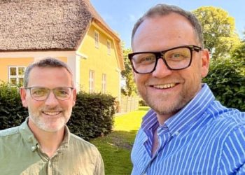 Kristian Kørner Lomborg og Michael Vendelbo foran præsteboligen i Vrejlev. Foto: privat.