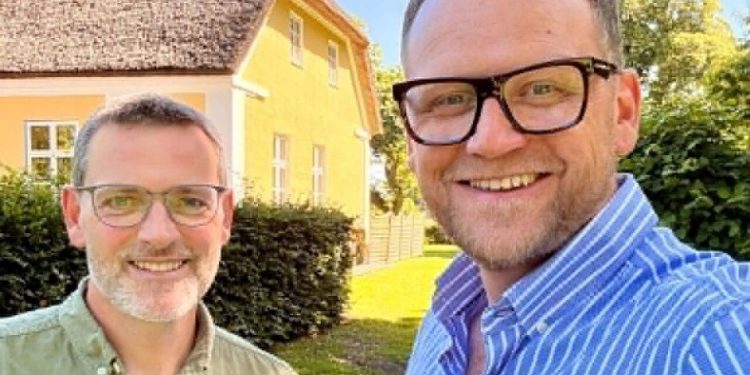 Kristian Kørner Lomborg og Michael Vendelbo foran præsteboligen i Vrejlev. Foto: privat.