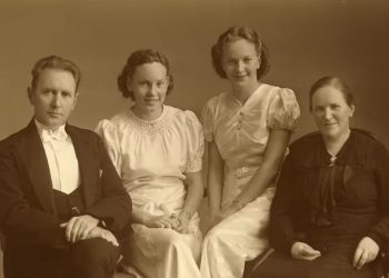 R. C. Rasmussen og hustru med tvillingedøtrene Else og Grete. Foto: Tversted-Uggerby-Sørig Lokalhistoriske Arkiv.