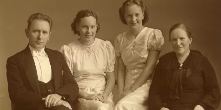 R. C. Rasmussen og hustru med tvillingedøtrene Else og Grete. Foto: Tversted-Uggerby-Sørig Lokalhistoriske Arkiv.