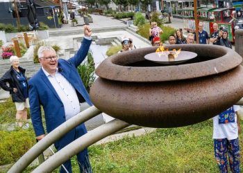 Borgmester Søren Smalbro tændte faklen i 2025. Foto: Dana Cup.