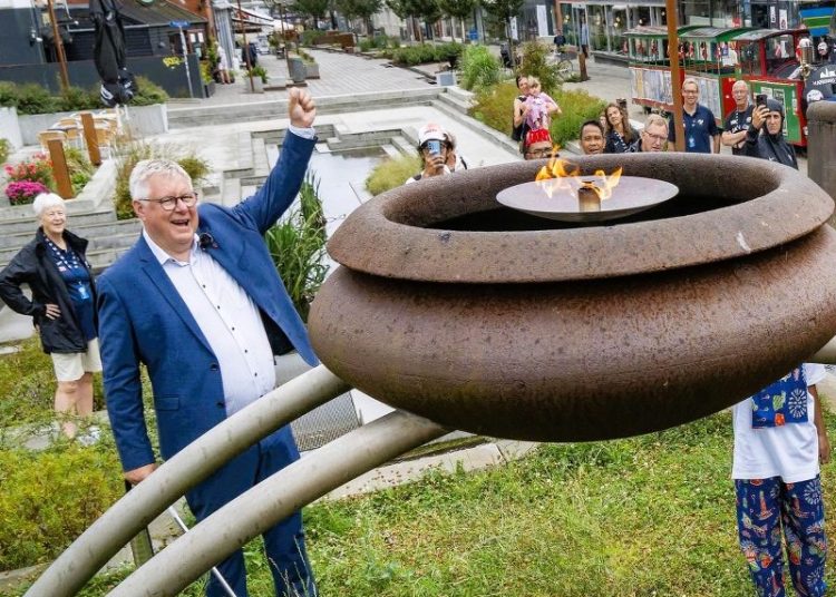 Borgmester Søren Smalbro tændte faklen i 2025. Foto: Dana Cup.