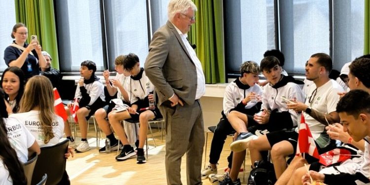 Søren Smalbro glæder på Hjørring Kommunes vegne over Dana Cup. Foto: Bente Poder.
