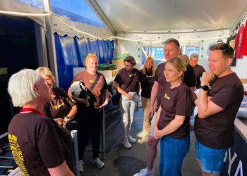 Frivillige briefes af Charlotte Back Justesen fra bestyrelsen i Musik Under Trappen. Foto: MUT.