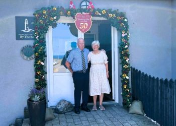 Jan og Kirsten Hjermitslev under æresporten hos Restaurant by the Sea. Foto: Hanne Skipper.