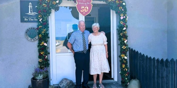 Jan og Kirsten Hjermitslev under æresporten hos Restaurant by the Sea. Foto: Hanne Skipper.