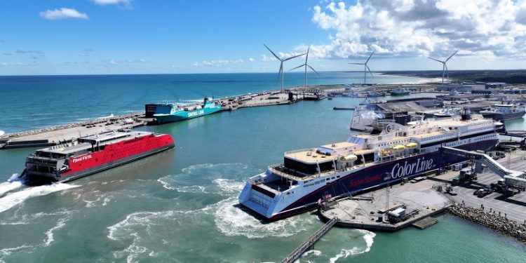 Tæt på hver 10. arbejdsplads i Hjørring Kommune relaterer sig til aktiviteterne på og omkring Hirtshals Havn. Foto: Hirtshals Havn.