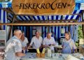 De mange frivillige damer i Fiskekrogen har travlt med at tilberede de populære og velsmagende fiskeretter. Foto: Niels Helver.
