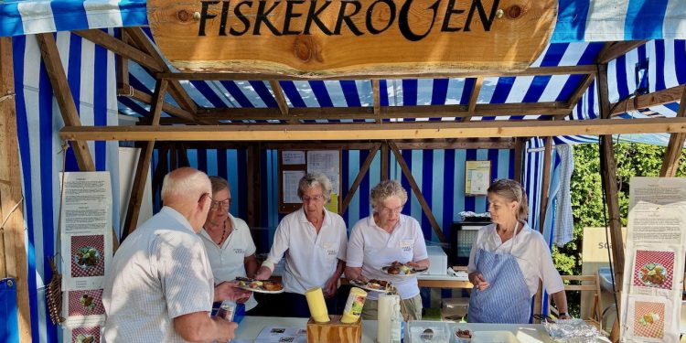 De mange frivillige damer i Fiskekrogen har travlt med at tilberede de populære og velsmagende fiskeretter. Foto: Niels Helver.