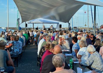 Strandby Fællesvirke har stor succes med deres arrangementer blandt andet Alsang og Sjov på Havnen. Foto: Niels Helver.