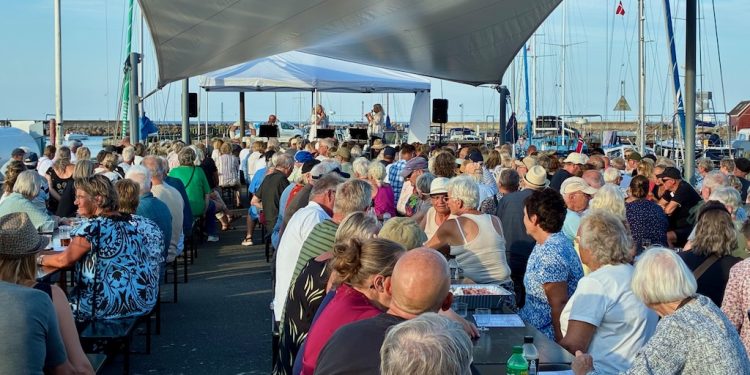 Strandby Fællesvirke har stor succes med deres arrangementer blandt andet Alsang og Sjov på Havnen. Foto: Niels Helver.