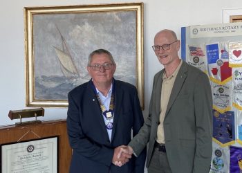Jens Kjærsgaard Nielsen (th) overdrager præsidentkæden, lederansvaret og stafetten Henrik Lykkegaard Jensen. Foto: Rotary.