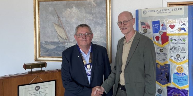 Jens Kjærsgaard Nielsen (th) overdrager præsidentkæden, lederansvaret og stafetten Henrik Lykkegaard Jensen. Foto: Rotary.