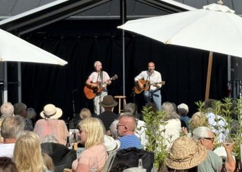 Jette Torp og Jan Kaspersen leverede en flot koncert i skolegården. Foto: Palle W. Nielsen