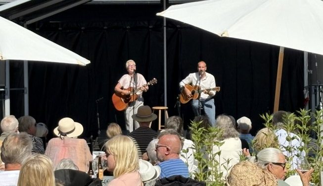Jette Torp og Jan Kaspersen leverede en flot koncert i skolegården. Foto: Palle W. Nielsen
