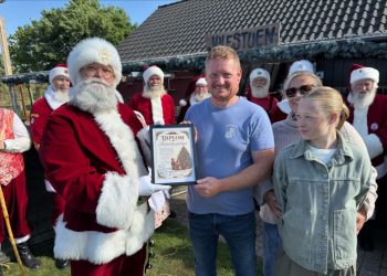 Julemanden aka Jakob Gislund overdrager diplomet for godkendte juletræer til Jesper Tøttrup på Mellemgård vest for Sindal. Foto: Niels Skipper.