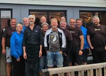 Bestyrelsen i Musik Under Trappen sammen med Osman fra Sason. Han ses som nummer 4 fra venstre. Foto: MUT.