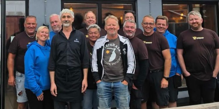 Bestyrelsen i Musik Under Trappen sammen med Osman fra Sason. Han ses som nummer 4 fra venstre. Foto: MUT.