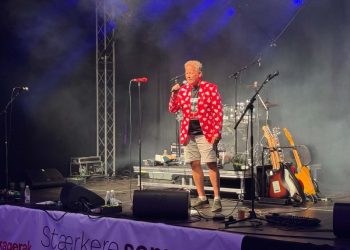 Barchef Jens Kohno Andersen, som her i vanlig sikker stil ses præsentere No Man's Name i tirsdags, er også torsdag aften konferencier ved Musik Under Trappen. Foto: Niels Skipper.