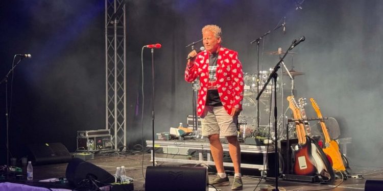 Barchef Jens Kohno Andersen, som her i vanlig sikker stil ses præsentere No Man's Name i tirsdags, er også torsdag aften konferencier ved Musik Under Trappen. Foto: Niels Skipper.