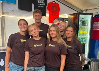 Fra venstre er det Vibe, Frida, Amanda, Victoria og Emmaly. Bagerst ses Oliver, som undtagelsesvist hjalp pigeren i år. Foto: MUT.