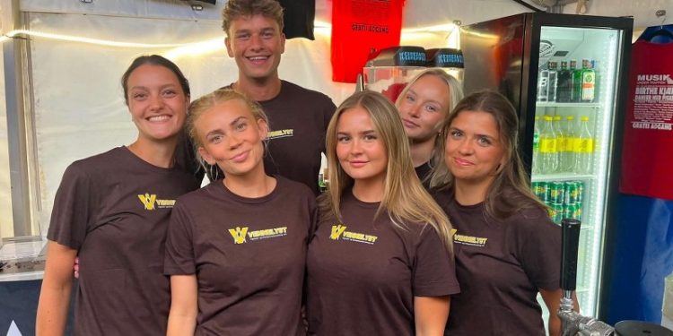 Fra venstre er det Vibe, Frida, Amanda, Victoria og Emmaly. Bagerst ses Oliver, som undtagelsesvist hjalp pigeren i år. Foto: MUT.
