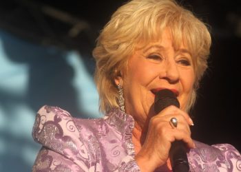 Birthe Kjær på scenen til Musik Under Trappen 2026. Foto: Presse-fotos.dk.