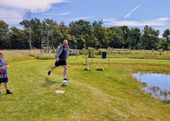 Fodboldgolf er en populær aktivitet for børn og voksne. Arkivfoto: Niels Helver.