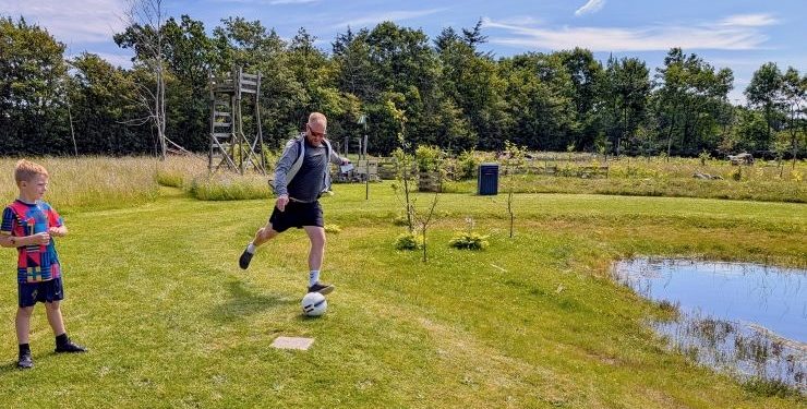 Fodboldgolf er en populær aktivitet for børn og voksne. Arkivfoto: Niels Helver.