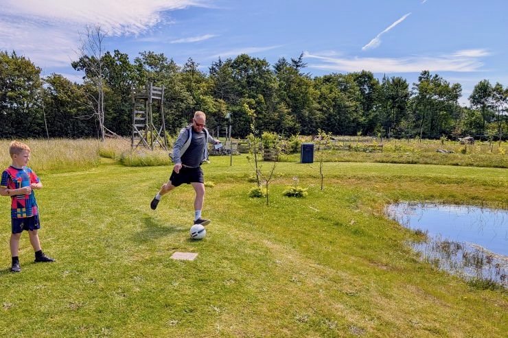 Fodboldgolf er en populær aktivitet for børn og voksne. Arkivfoto: Niels Helver.