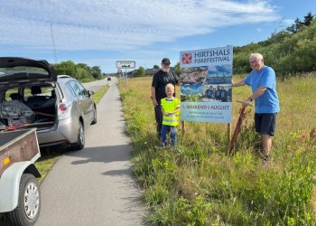 Handelschef Per Martensen i gang med opsætning af infoskilte om Hirtshals Fiskefestival. Handelschefen får kompetent hjælp af Ole Olesen og barnebarnet Jens. Foto: Niels Skipper.