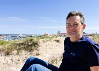 Professor Peter Grønkjær i klitterne over Husmoderstranden i Hirtshals. Foto: Privat.