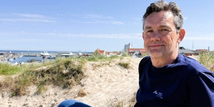 Professor Peter Grønkjær i klitterne over Husmoderstranden i Hirtshals. Foto: Privat.