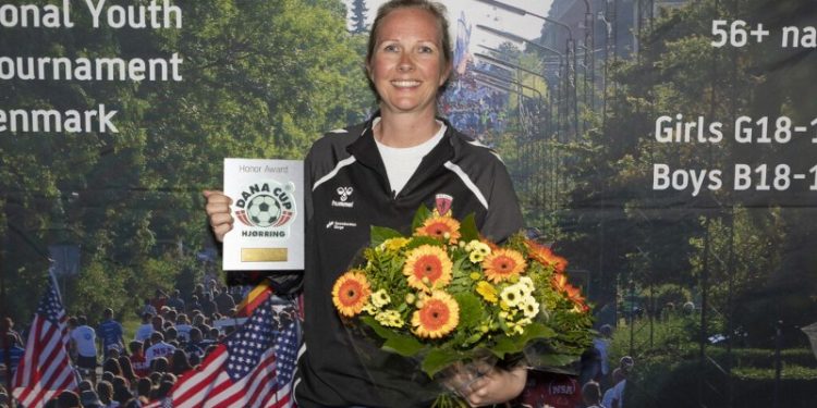 Hege Aldal Indrebø modtog prisen på vegne af Anna Bryn fra Voss FBK i Norge. Foto: Dana Cup.
