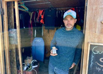 Mads Bruun med et af de fine glas hos Surf og Natur overfor Husmodermoderstranden i Hirtshals. Foto: Niels Skipper.