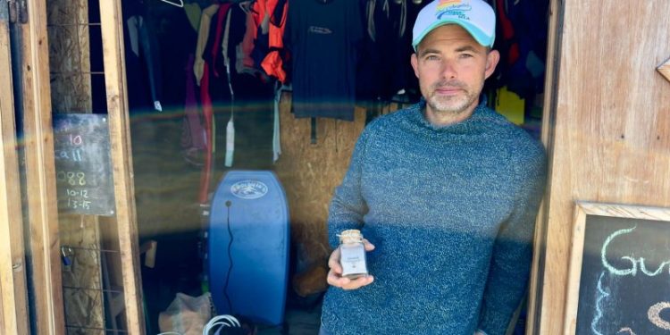 Mads Bruun med et af de fine glas hos Surf og Natur overfor Husmodermoderstranden i Hirtshals. Foto: Niels Skipper.