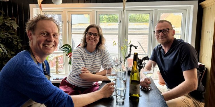 Jacob og Mette Møller Bobach i selskab med Michael Vendelbo. Foto: Privat.