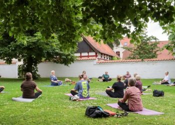 Sommeryoga i museumshaven i Hjørring. Foto: VHM.