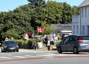 Der er hver sommer fire loppemarkeder på pladsen bag tanken i Tversted. Foto fra den 5. juli 2026: Palle W. Nielsen