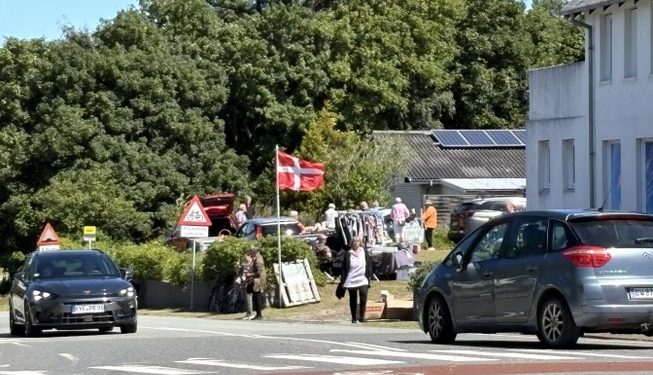 Der er hver sommer fire loppemarkeder på pladsen bag tanken i Tversted. Foto fra den 5. juli 2026: Palle W. Nielsen