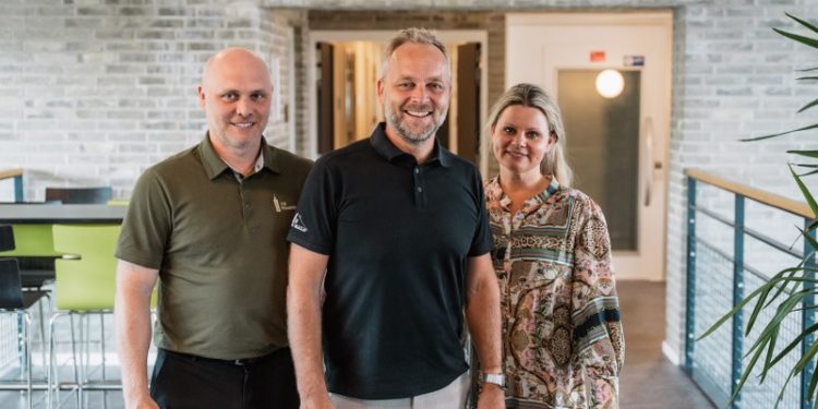Lasse Hald flankeret af Mads Sørensen og Trine Rubæk. Foto: DitFinanshus.