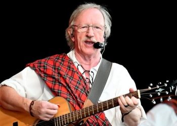 Iklædt højlands kilt spiller og synger Bob Ferguson, rock, country, skotske, irske og egne sange. Pressefoto
