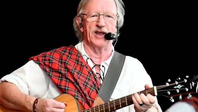 Iklædt højlands kilt spiller og synger Bob Ferguson, rock, country, skotske, irske og egne sange. Pressefoto